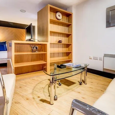 Roomzzz Leeds West
